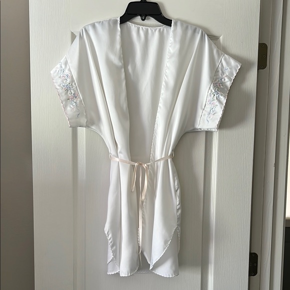 Victoria's Secret Other - Victoria’s Secret Vintage Elegant White Satin Kimono Robe